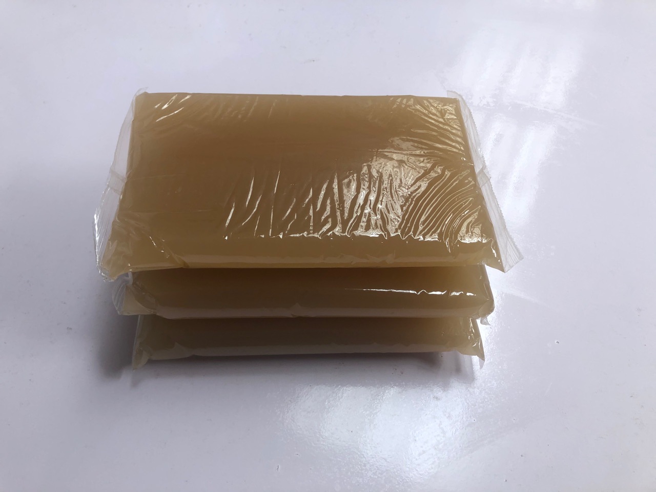蛋白膠的泡沫比較多，可以選擇蛋白膠消泡劑